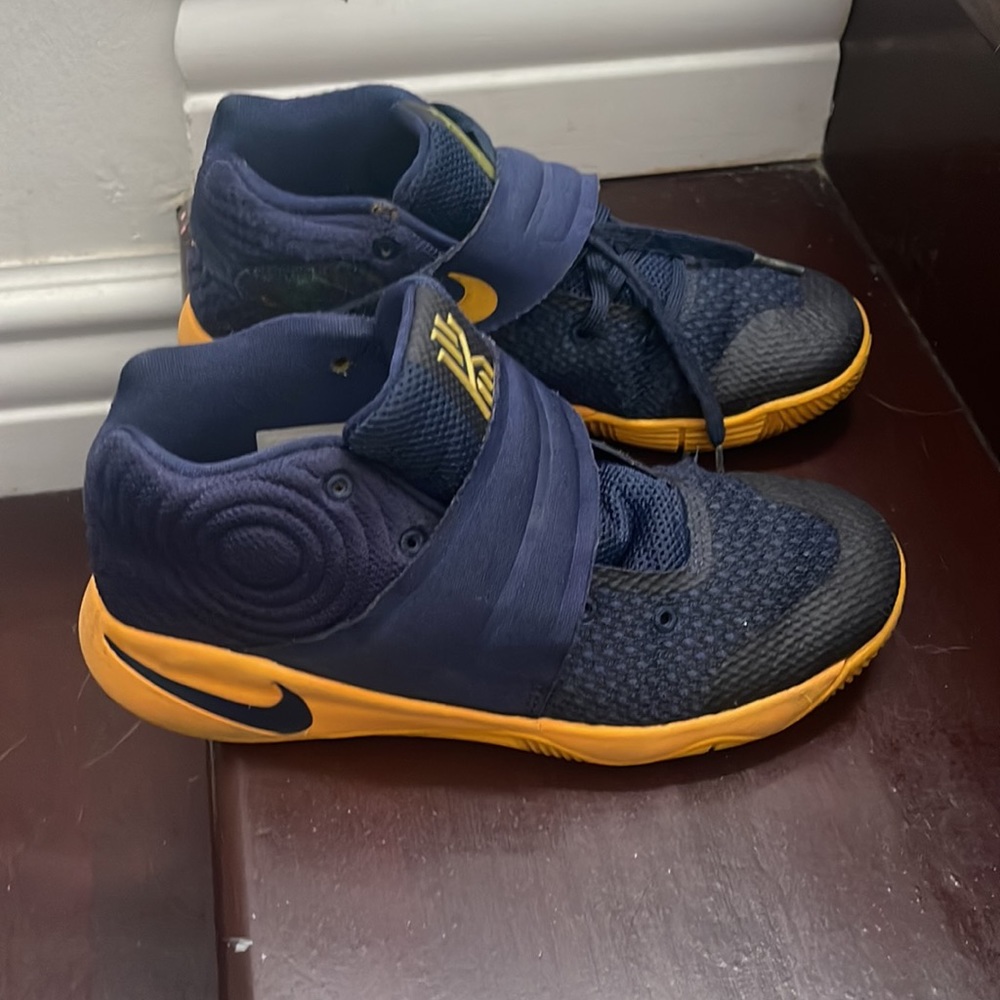 Nike Kyrie 2 “Cavs PE” sz:3Y Color: Midnight Navy/Midnight Navy-University Gold